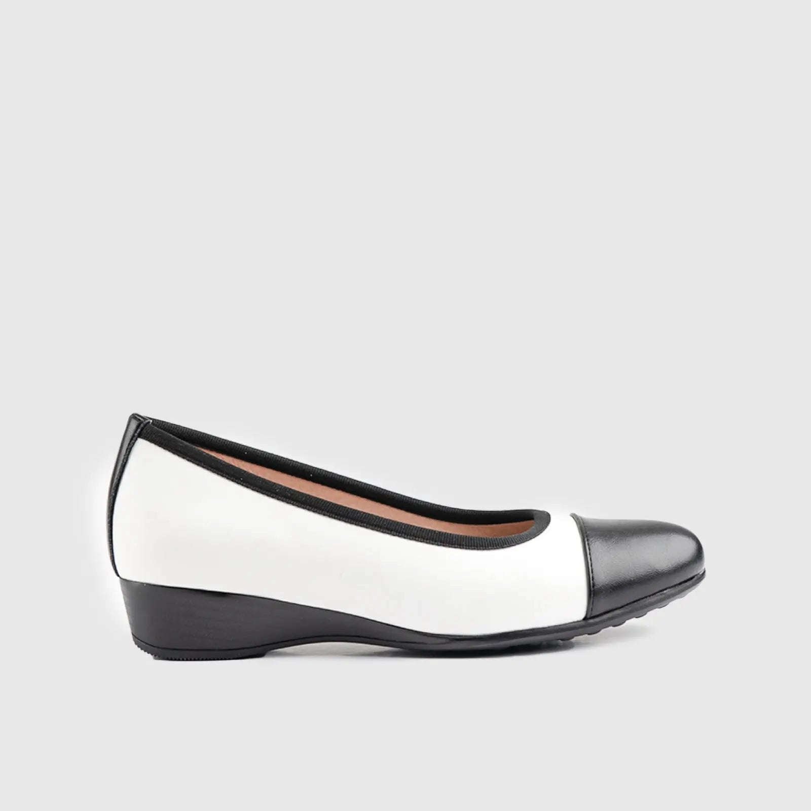 Soft Style Rishelle Wedge Black/White 01460