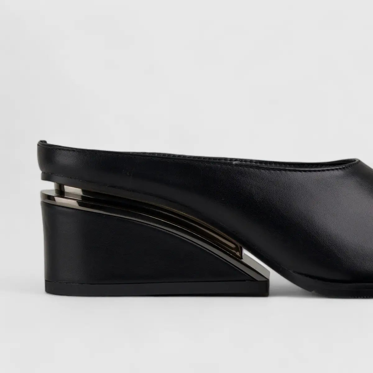 Bulbul Wedge Push In Black CAR5015